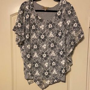 Gorgeous black/white blouse.